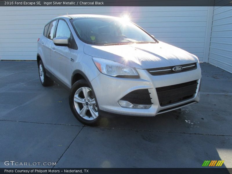 Ingot Silver Metallic / Charcoal Black 2016 Ford Escape SE