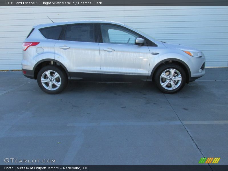 Ingot Silver Metallic / Charcoal Black 2016 Ford Escape SE