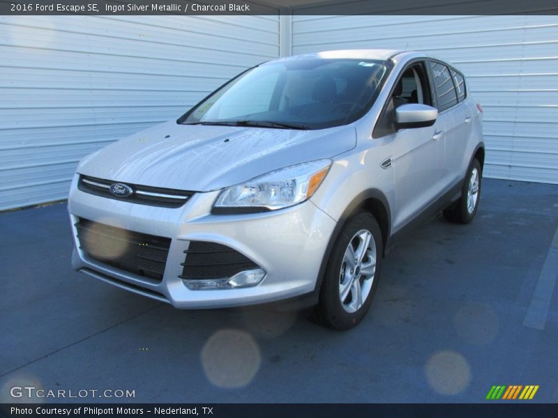 Front 3/4 View of 2016 Escape SE
