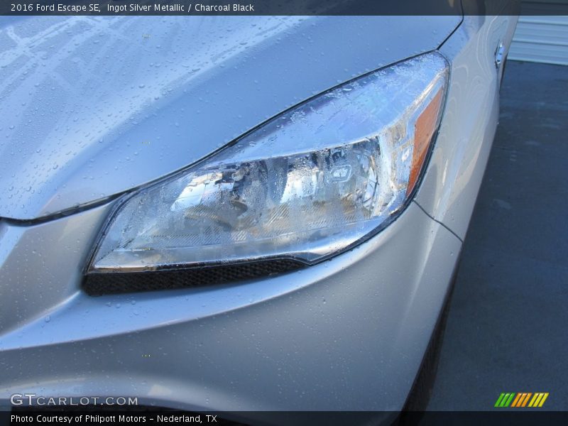 Ingot Silver Metallic / Charcoal Black 2016 Ford Escape SE