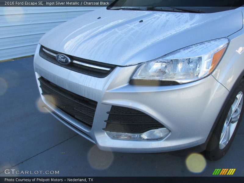 Ingot Silver Metallic / Charcoal Black 2016 Ford Escape SE