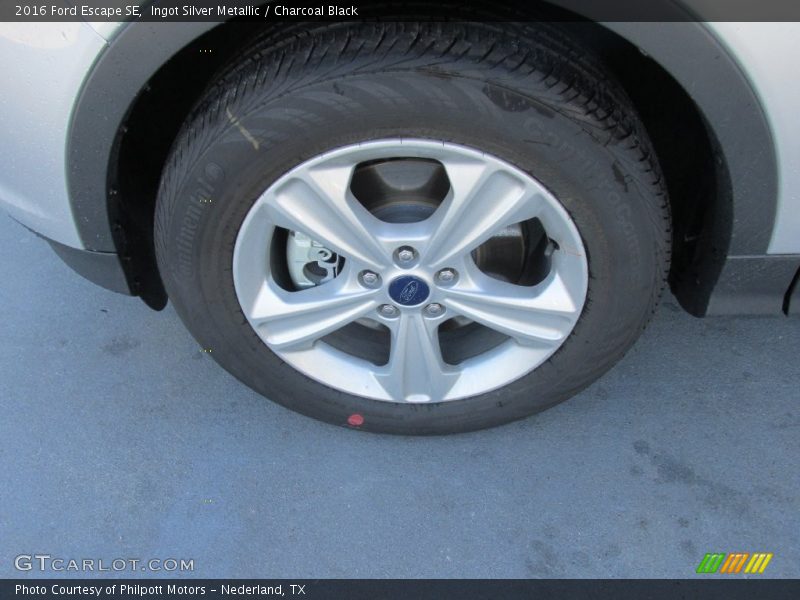 Ingot Silver Metallic / Charcoal Black 2016 Ford Escape SE