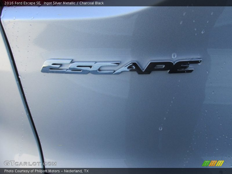 Ingot Silver Metallic / Charcoal Black 2016 Ford Escape SE