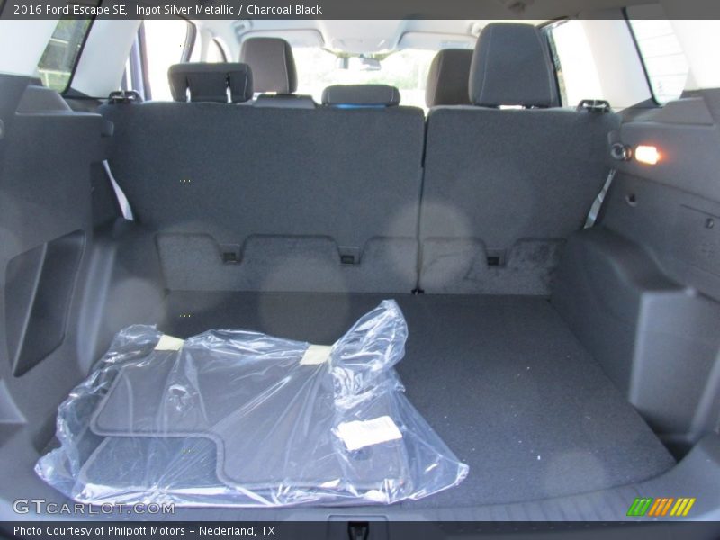 Ingot Silver Metallic / Charcoal Black 2016 Ford Escape SE