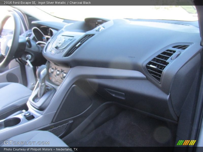 Ingot Silver Metallic / Charcoal Black 2016 Ford Escape SE