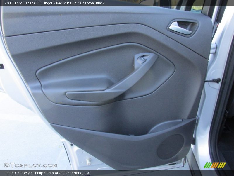 Ingot Silver Metallic / Charcoal Black 2016 Ford Escape SE