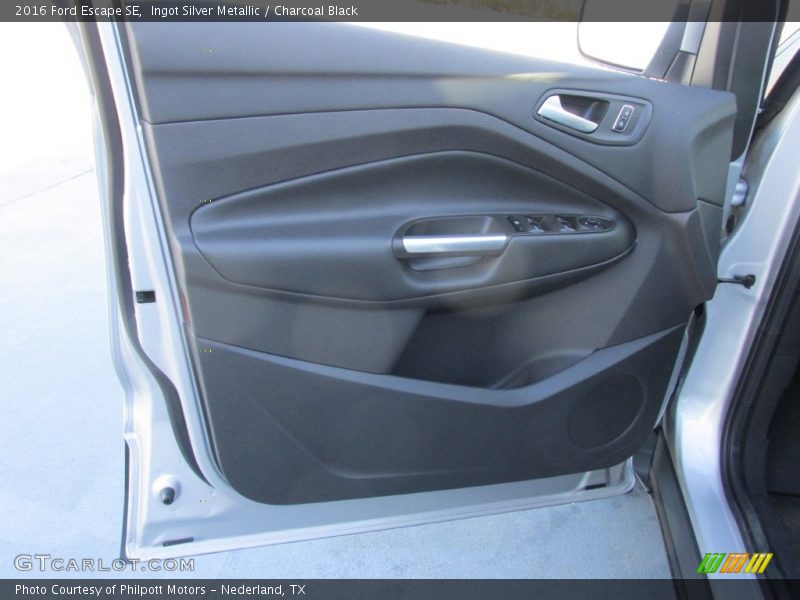 Ingot Silver Metallic / Charcoal Black 2016 Ford Escape SE