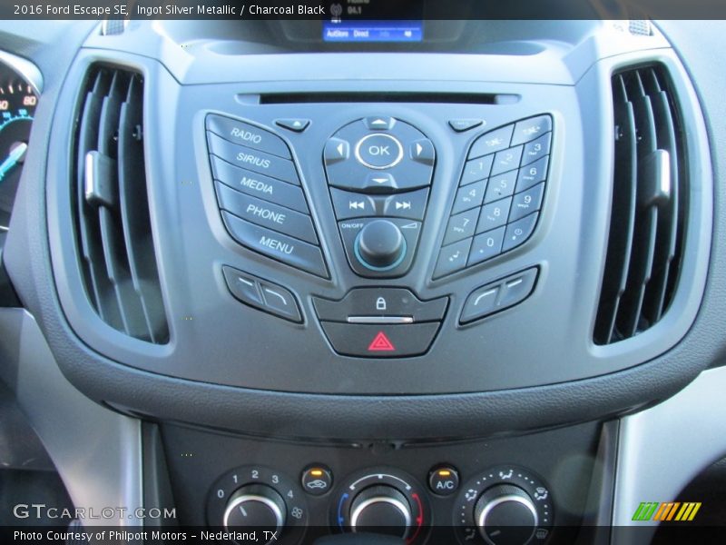 Ingot Silver Metallic / Charcoal Black 2016 Ford Escape SE