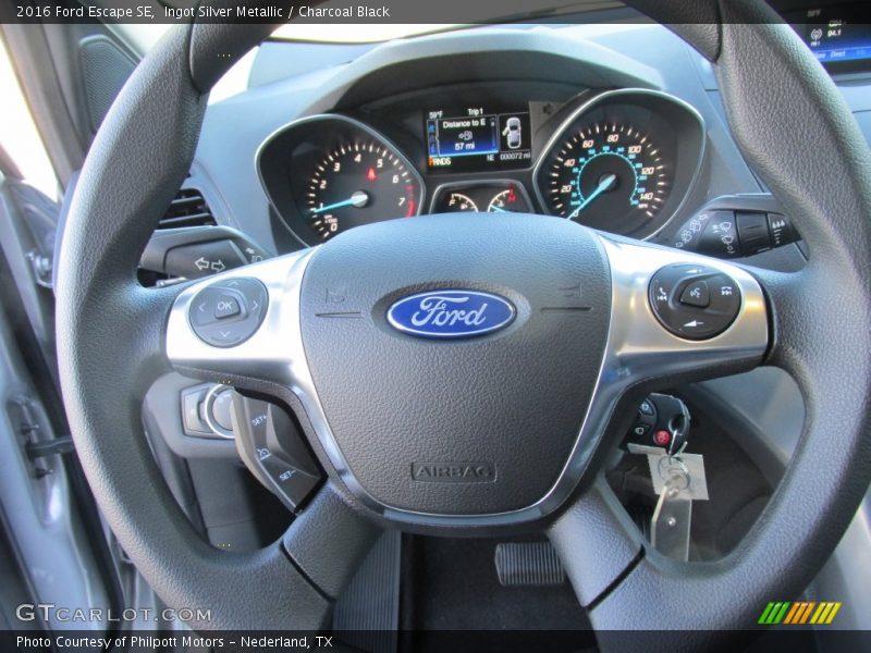 Ingot Silver Metallic / Charcoal Black 2016 Ford Escape SE