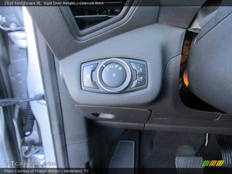Ingot Silver Metallic / Charcoal Black 2016 Ford Escape SE