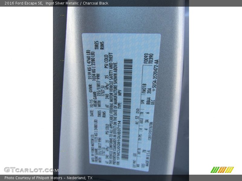 Ingot Silver Metallic / Charcoal Black 2016 Ford Escape SE