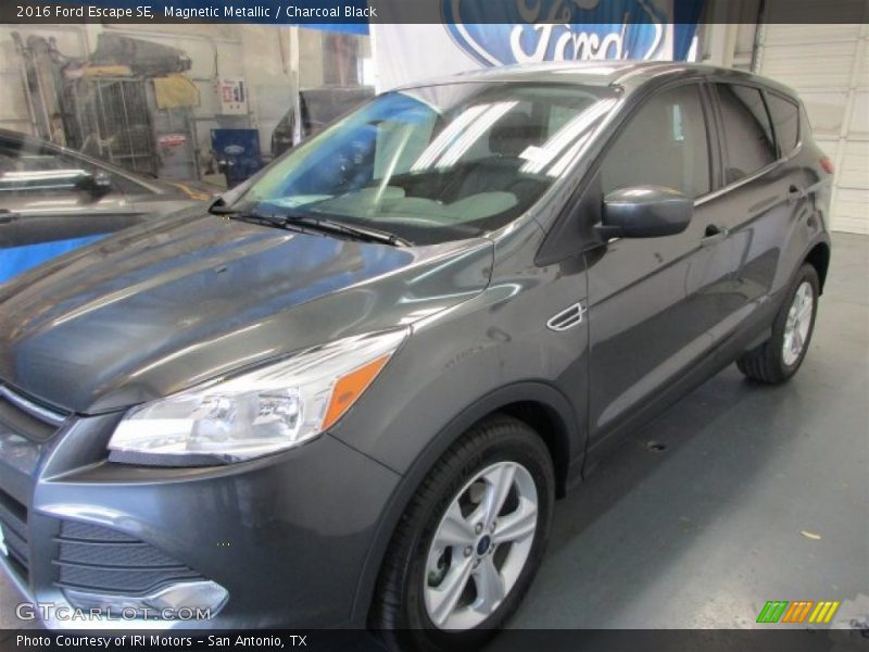 Magnetic Metallic / Charcoal Black 2016 Ford Escape SE