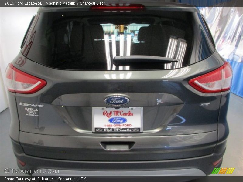 Magnetic Metallic / Charcoal Black 2016 Ford Escape SE