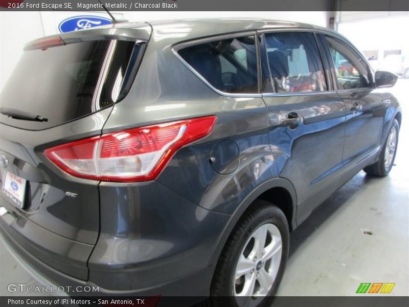 Magnetic Metallic / Charcoal Black 2016 Ford Escape SE