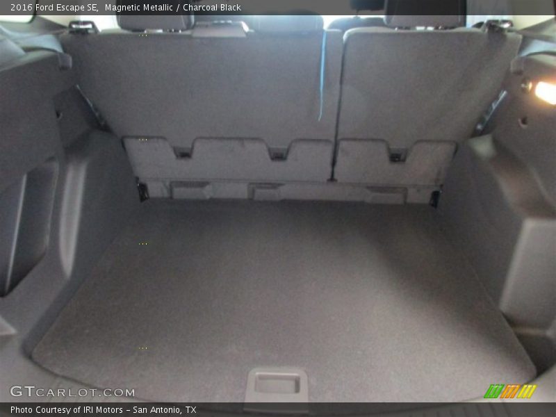 Magnetic Metallic / Charcoal Black 2016 Ford Escape SE