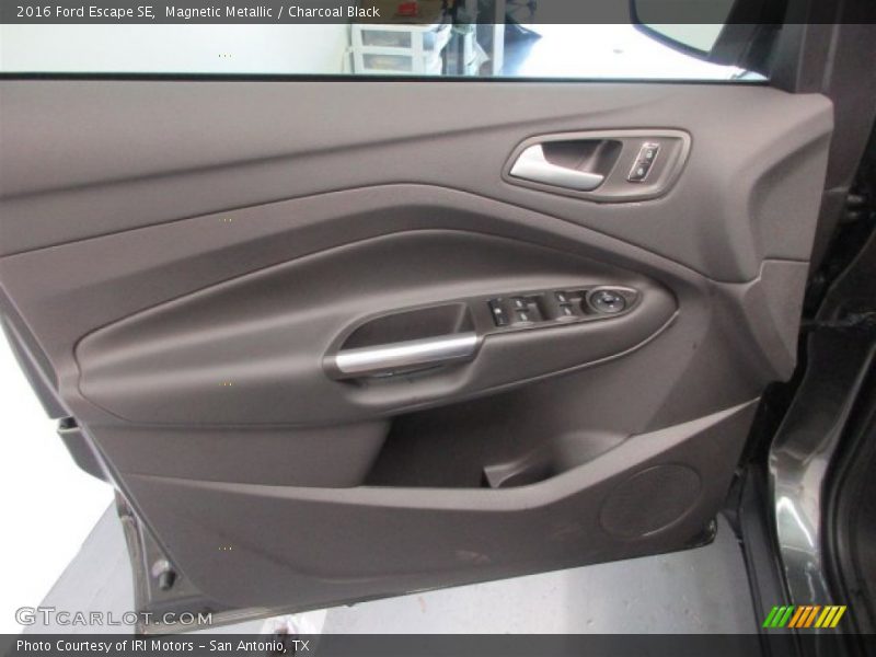 Magnetic Metallic / Charcoal Black 2016 Ford Escape SE