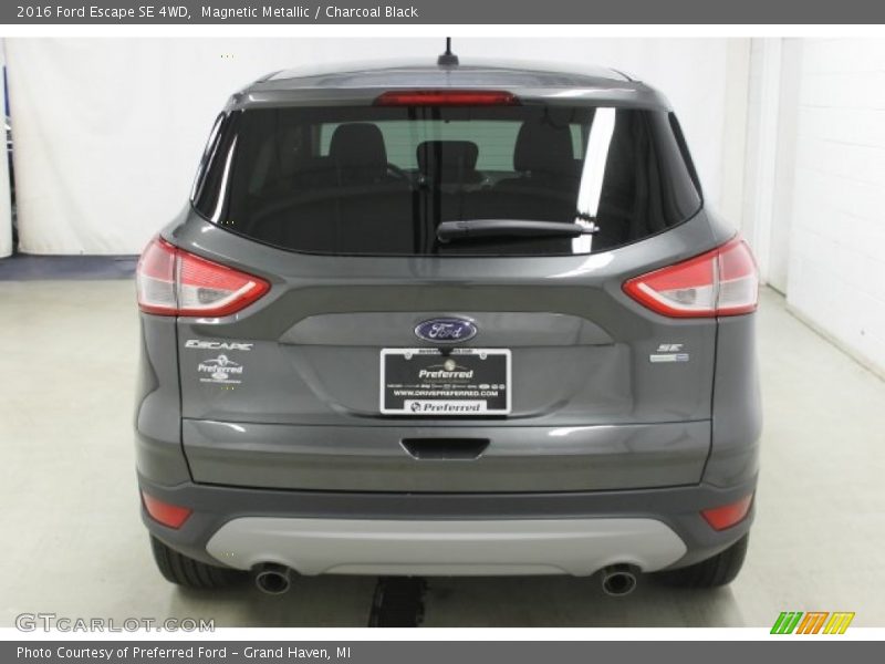Magnetic Metallic / Charcoal Black 2016 Ford Escape SE 4WD