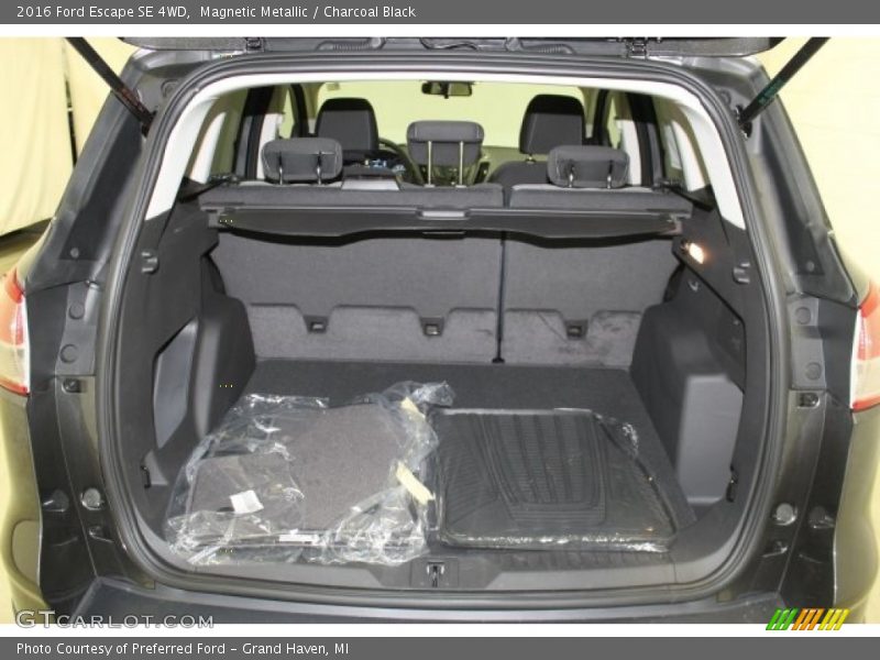 Magnetic Metallic / Charcoal Black 2016 Ford Escape SE 4WD