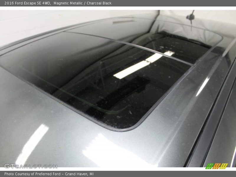 Magnetic Metallic / Charcoal Black 2016 Ford Escape SE 4WD