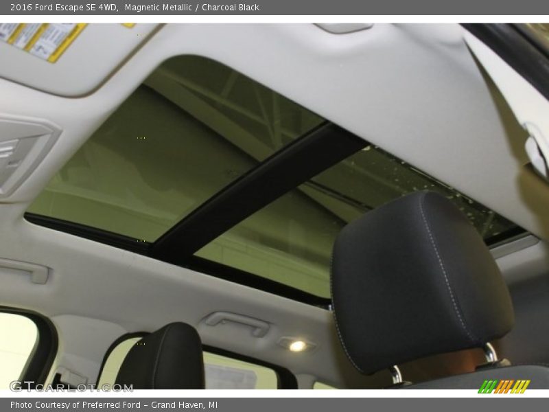Magnetic Metallic / Charcoal Black 2016 Ford Escape SE 4WD