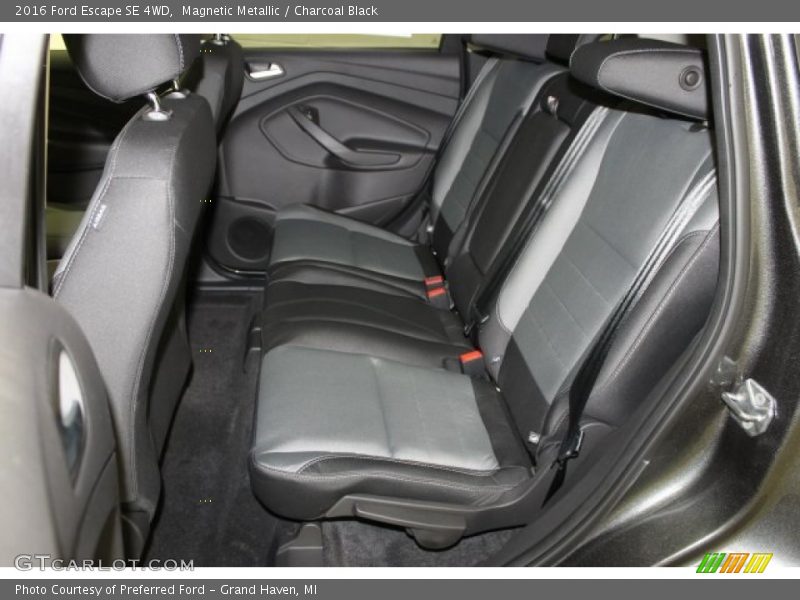 Magnetic Metallic / Charcoal Black 2016 Ford Escape SE 4WD