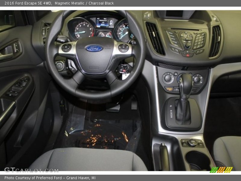 Magnetic Metallic / Charcoal Black 2016 Ford Escape SE 4WD