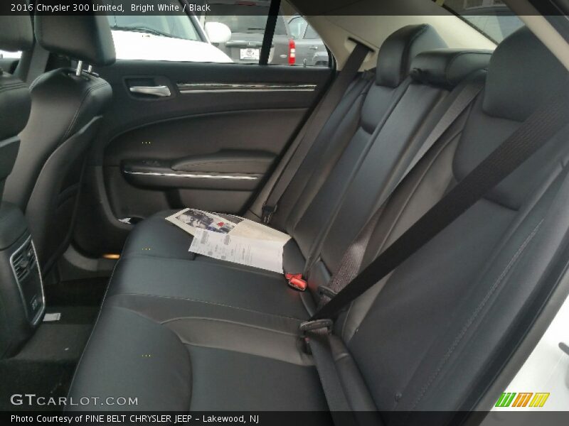 Bright White / Black 2016 Chrysler 300 Limited