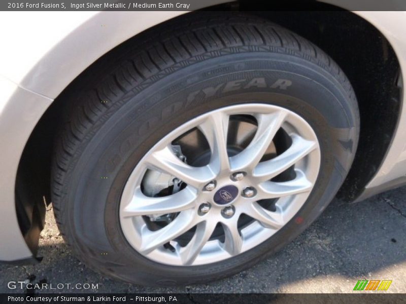 Ingot Silver Metallic / Medium Earth Gray 2016 Ford Fusion S