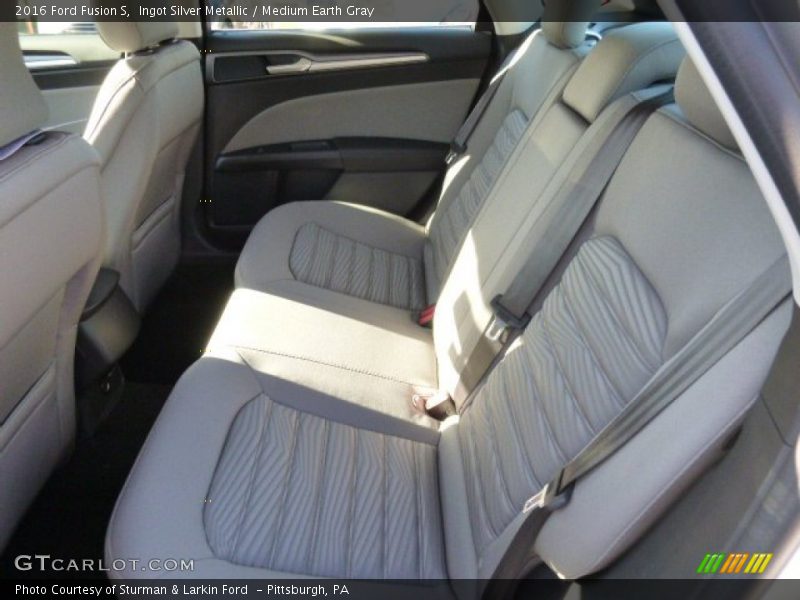 Ingot Silver Metallic / Medium Earth Gray 2016 Ford Fusion S