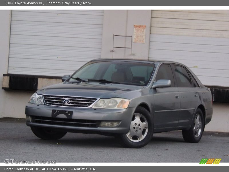 Front 3/4 View of 2004 Avalon XL