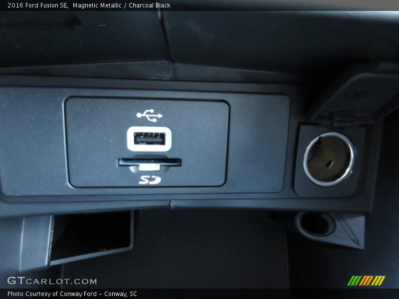 Magnetic Metallic / Charcoal Black 2016 Ford Fusion SE