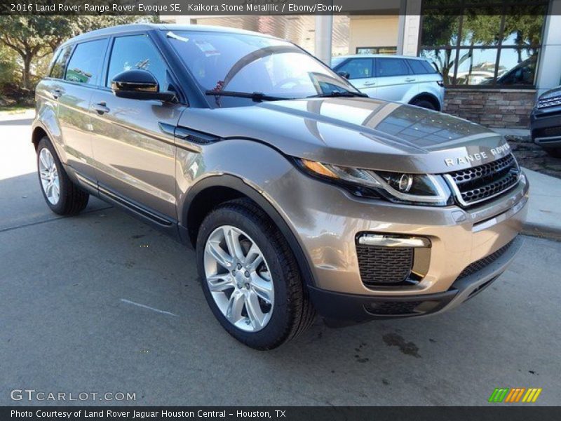 Front 3/4 View of 2016 Range Rover Evoque SE