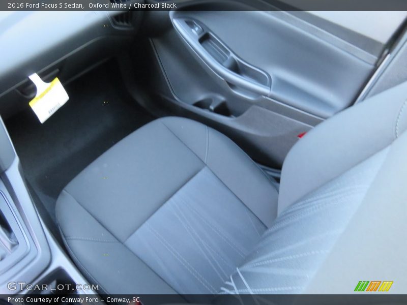 Oxford White / Charcoal Black 2016 Ford Focus S Sedan