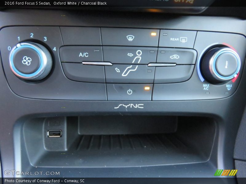 Oxford White / Charcoal Black 2016 Ford Focus S Sedan