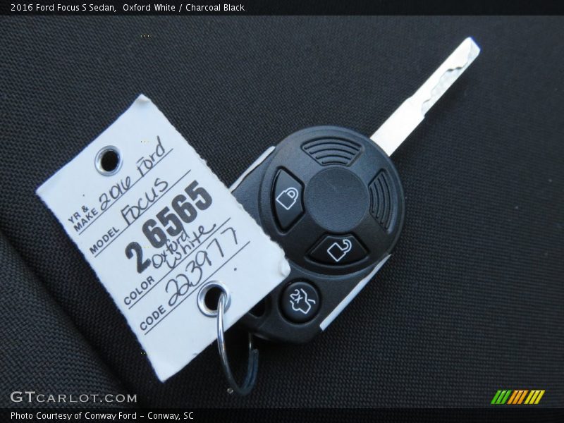 Oxford White / Charcoal Black 2016 Ford Focus S Sedan