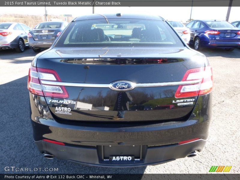 Tuxedo Black Metallic / Charcoal Black 2015 Ford Taurus Limited
