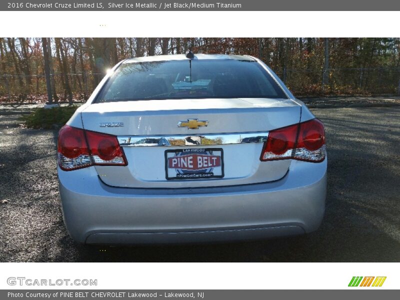 Silver Ice Metallic / Jet Black/Medium Titanium 2016 Chevrolet Cruze Limited LS