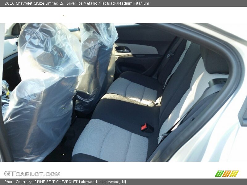 Silver Ice Metallic / Jet Black/Medium Titanium 2016 Chevrolet Cruze Limited LS