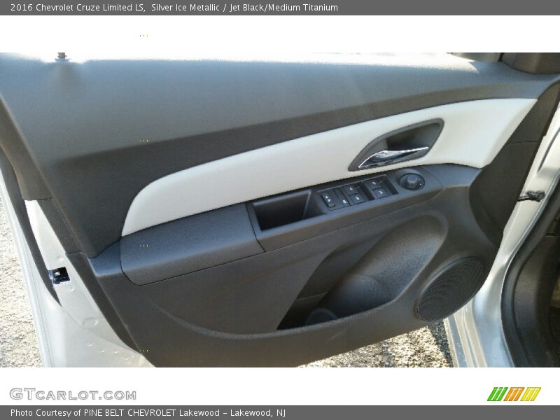 Silver Ice Metallic / Jet Black/Medium Titanium 2016 Chevrolet Cruze Limited LS