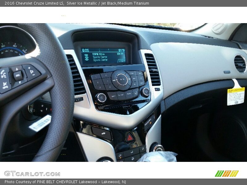 Silver Ice Metallic / Jet Black/Medium Titanium 2016 Chevrolet Cruze Limited LS