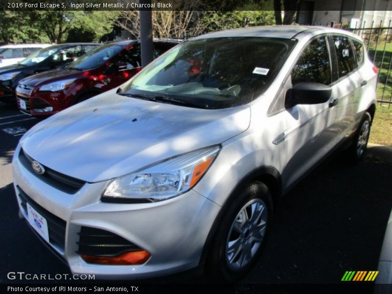 Ingot Silver Metallic / Charcoal Black 2016 Ford Escape S