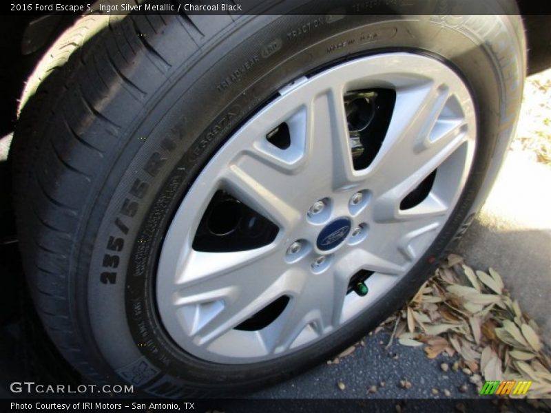 Ingot Silver Metallic / Charcoal Black 2016 Ford Escape S