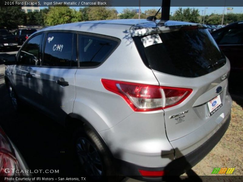 Ingot Silver Metallic / Charcoal Black 2016 Ford Escape S