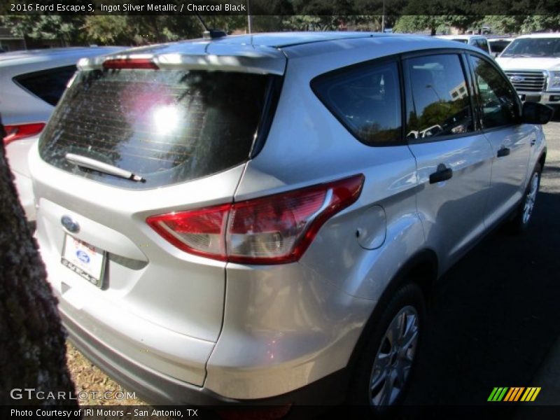 Ingot Silver Metallic / Charcoal Black 2016 Ford Escape S