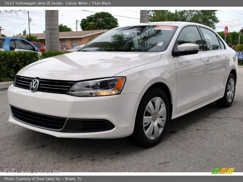 Candy White / Titan Black 2013 Volkswagen Jetta SE Sedan