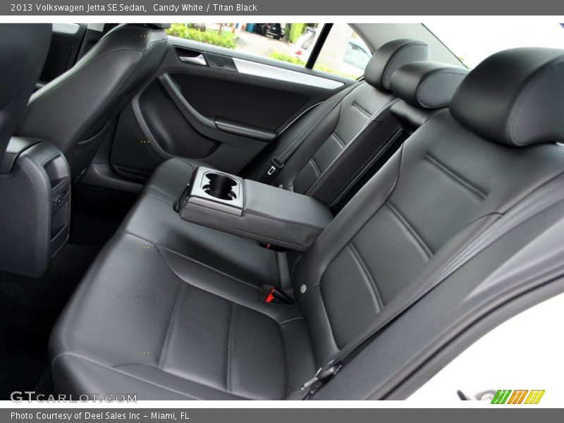 Candy White / Titan Black 2013 Volkswagen Jetta SE Sedan