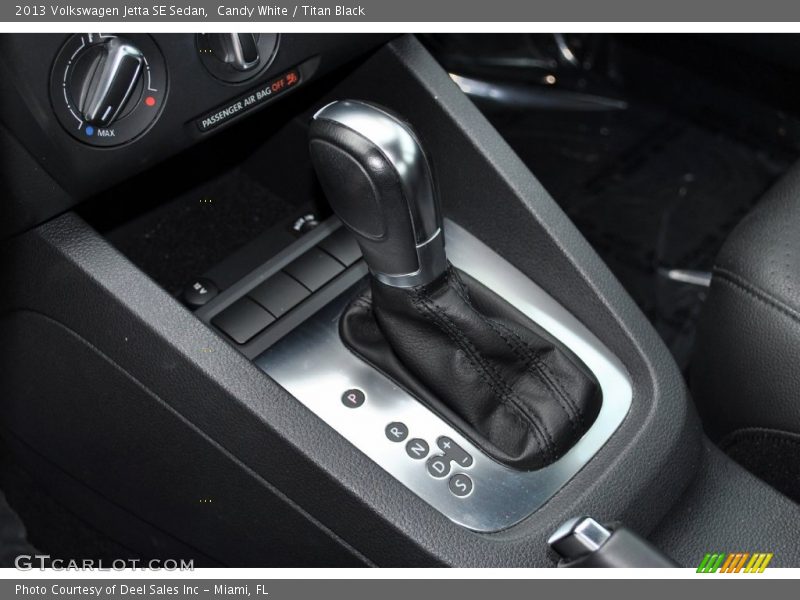 Candy White / Titan Black 2013 Volkswagen Jetta SE Sedan