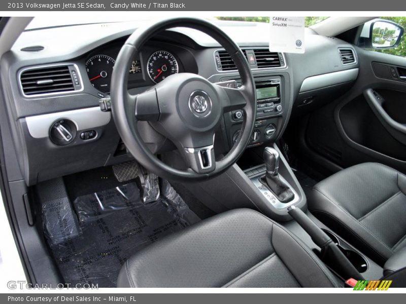 Candy White / Titan Black 2013 Volkswagen Jetta SE Sedan