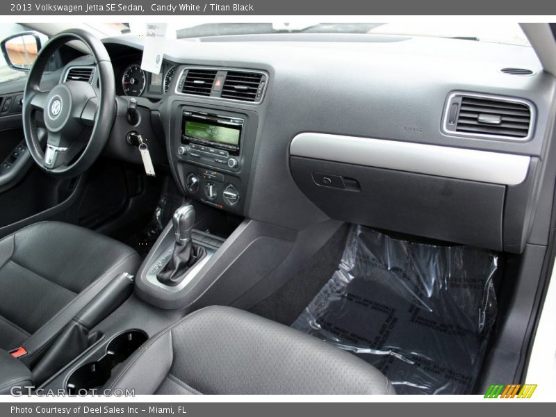 Candy White / Titan Black 2013 Volkswagen Jetta SE Sedan