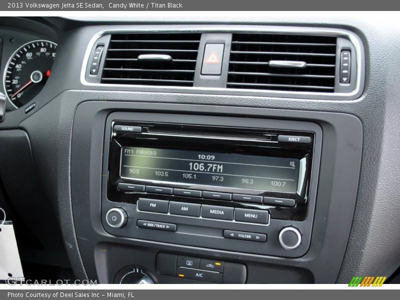 Candy White / Titan Black 2013 Volkswagen Jetta SE Sedan